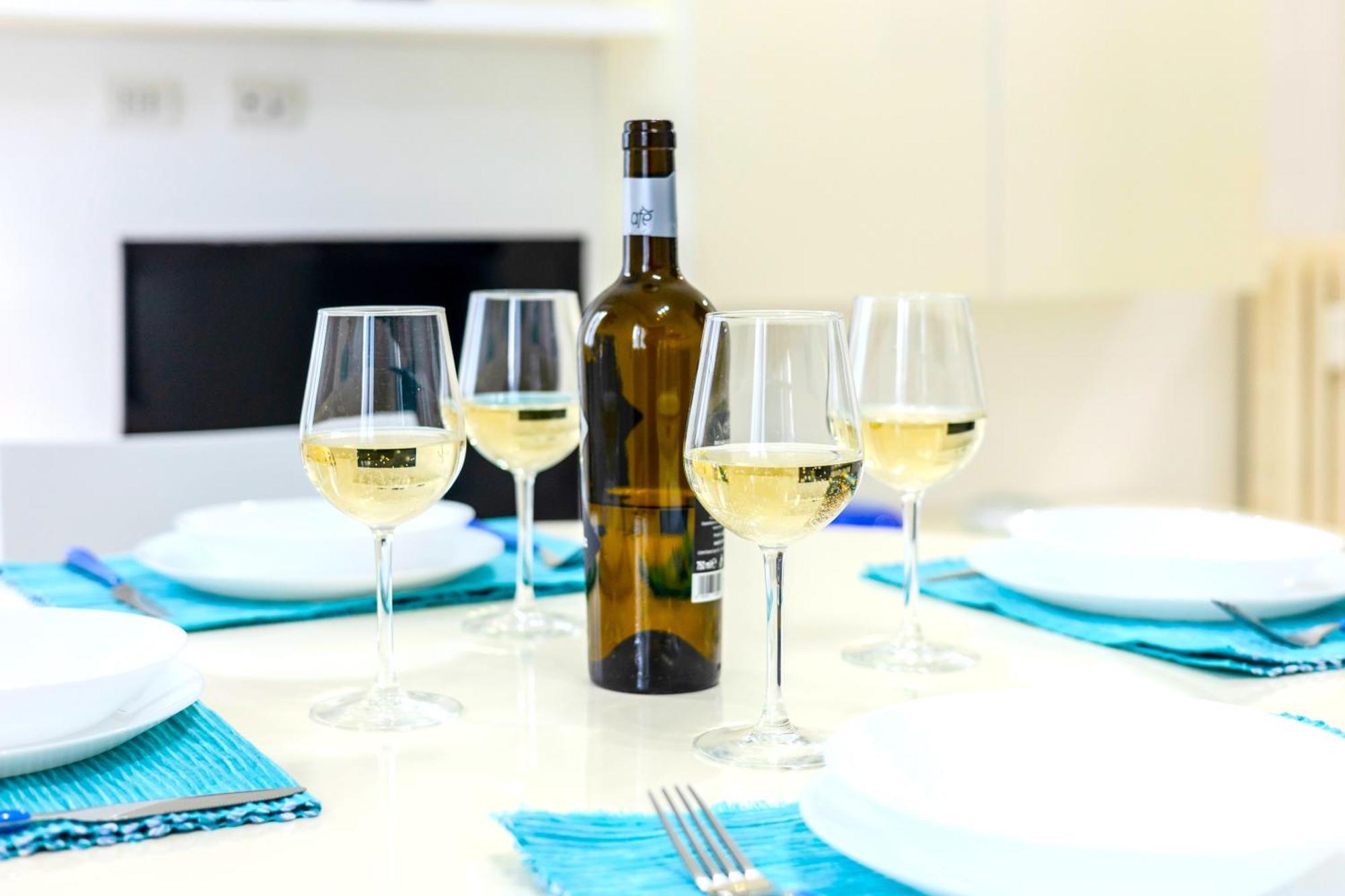 Hostly - Vittoria House - Near The Center With Private Parking * Napoli